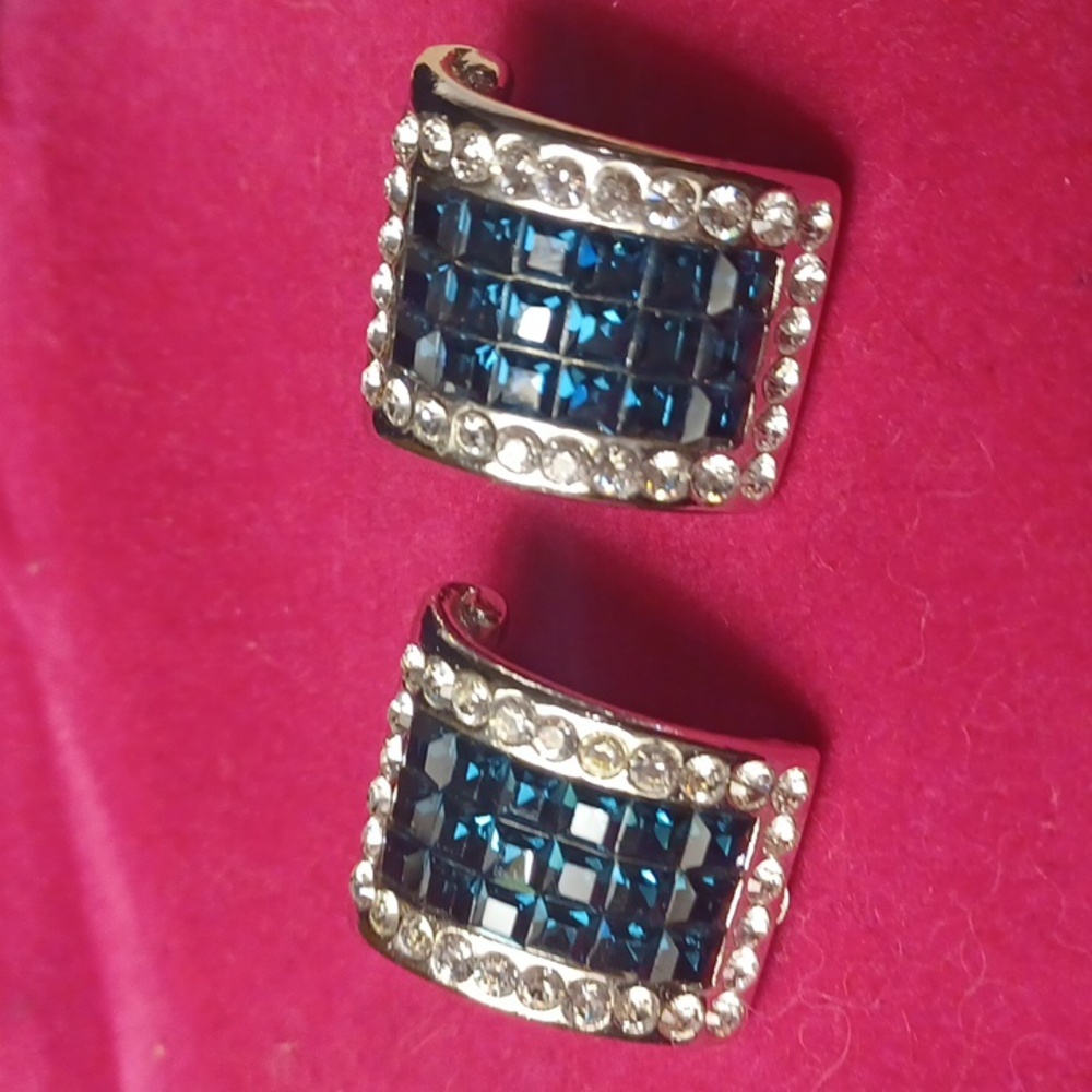 Jarin! Vintage,Jarin,blue/green,and white ,silver,clip on earring!